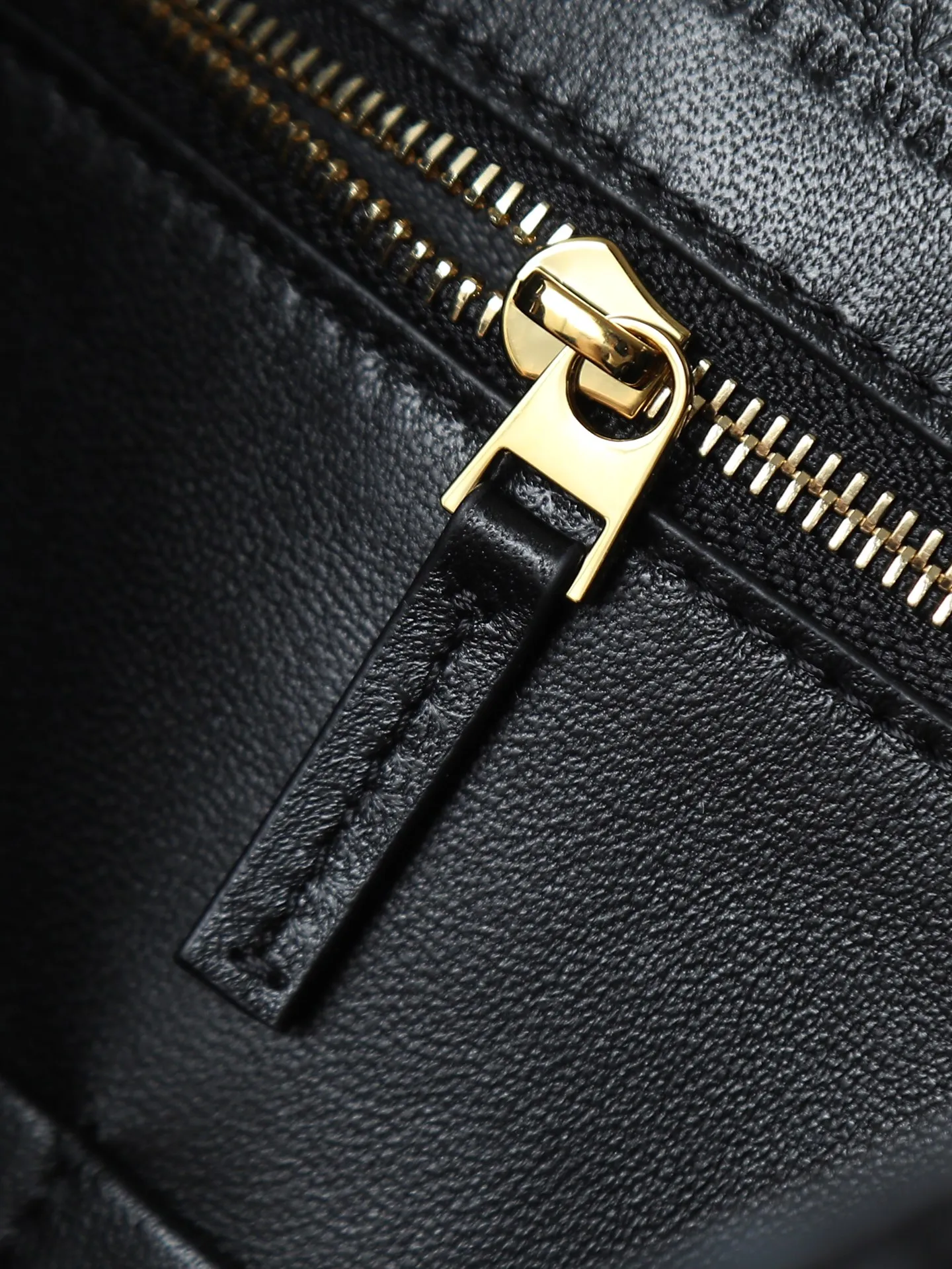 1550. Andiamo is shipping‼ ️Really popular🔥The new Andiamo woven handbag launched by Bottega Veneta this season is really popular all over the world! ! Celebrities at home and abroad have worn it, and Oscar-winning actress Michelle Yeoh has taken it out on the street. Song Jia, Trai Yala, Yu Feihong, Sanji Ayaka, Rosie Hunting-Whiteley, Yoshioka Riho, etc. have all worn this bag. It is classic and versatile and shows off your temperament, and the bag capacity is also large, which is very convenient for daily commuting! ! A variety of carrying methods, the shoulder straps can be adjusted by yourself, the original lambskin feels soft and delicate, and the unisex style breaks gender boundaries and brings a more practical and longer-lasting use experience. Andiamo, which has both elegant and casual styles, perfectly interprets the true appearance of "fashionable old money style". Style number: 766016 Size: 32*24*12